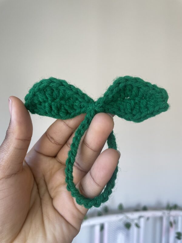 Dark green leaf sprout - Image 2